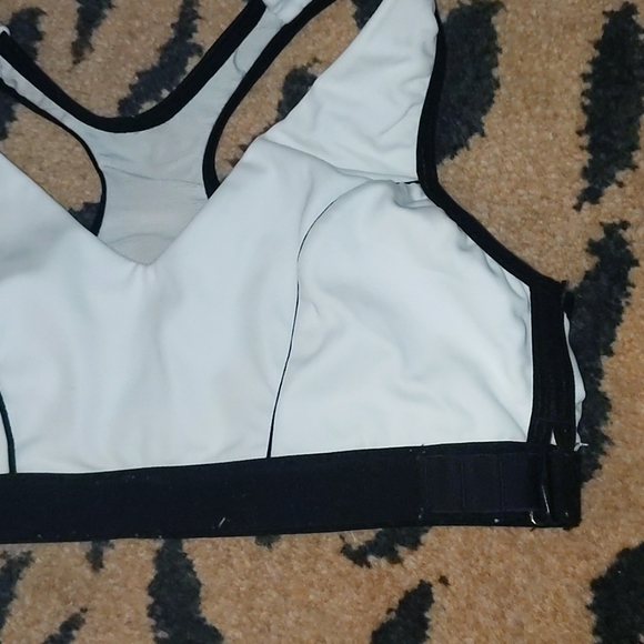 Very cute white with black pipeline sports bra - Picture 3 of 7